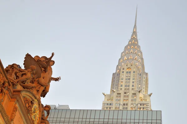 Standbeeld van kwik op de grote centraal en Chrysler Building. — Stockfoto