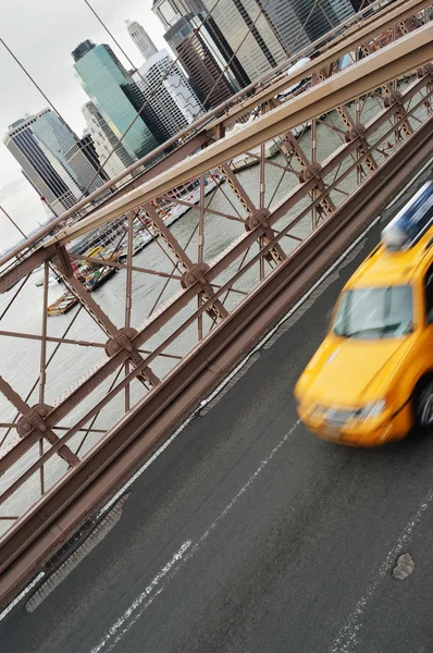 Yellow taxi on the Brooklyn Bridge. — Stock Photo, Image