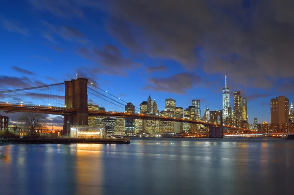 Brooklyn Bridge 's nachts. — Stockfoto