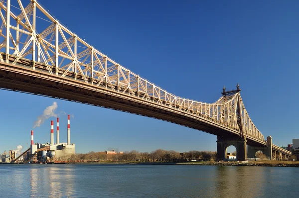 Queensboro Bridge a Ravenswood elektrárna. — Stock fotografie