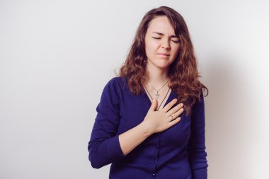 Kalp krizi geçiren bir kadın.