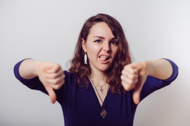 Kadın baş parmak hareketi gösteriyor.