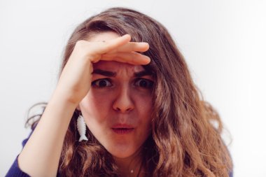 Ellerinden bakıp dürbün yapan kadın.