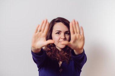 Kadın el çerçevesi yapıyor.