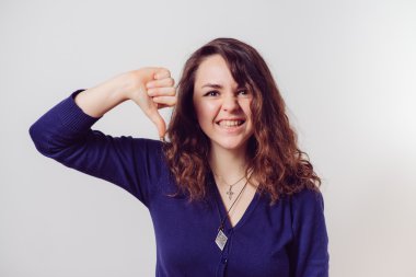 Kadın baş parmak hareketi gösteriyor.