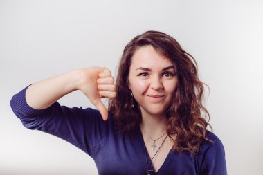 Kadın baş parmak hareketi gösteriyor.