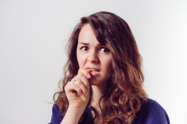 Kadın tırnaklarını yiyor.