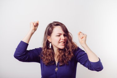 Sevinçli. Çok mutlu bir kadın.