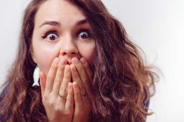 Kadın korkudan korkuyor.