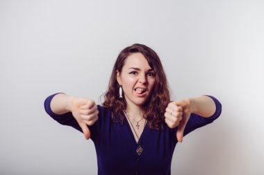 Kadın baş parmak hareketi gösteriyor.