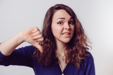 Kadın baş parmak hareketi gösteriyor.