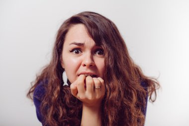 Kadın korkudan korkuyor.