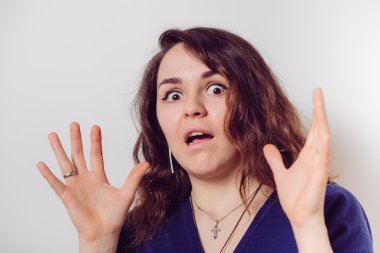 Kadın korkudan korkuyor.