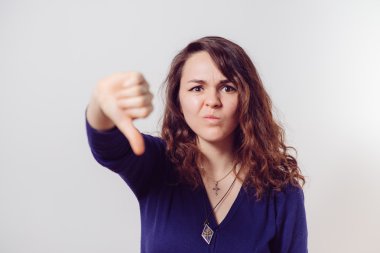Kadın baş parmak hareketi gösteriyor.