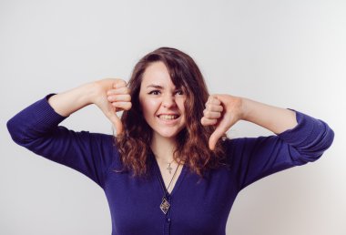 Kadın baş parmak hareketi gösteriyor.