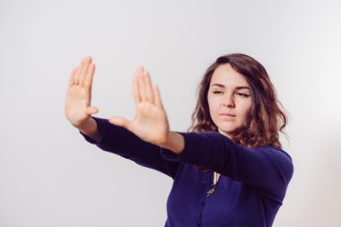 Kadın el çerçevesi yapıyor.