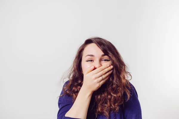 Κορίτσι γελάει και καλύπτει το στόμα της — Φωτογραφία Αρχείου