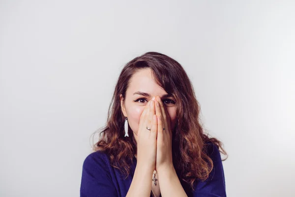 Menina ri e cobre a boca — Fotografia de Stock