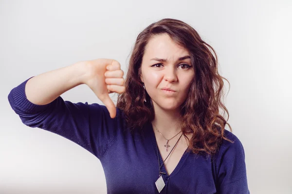 Kobieta pokazuje kciuk w dół gest — Zdjęcie stockowe