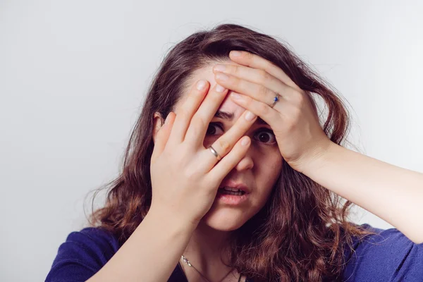 La mujer tiene miedo del miedo — Foto de Stock