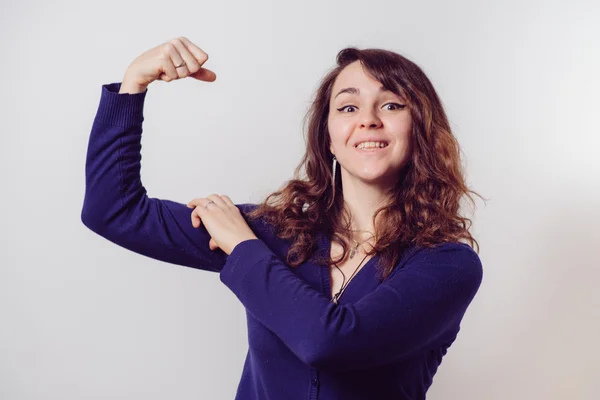 Mujer mostrando sus músculos — Foto de Stock