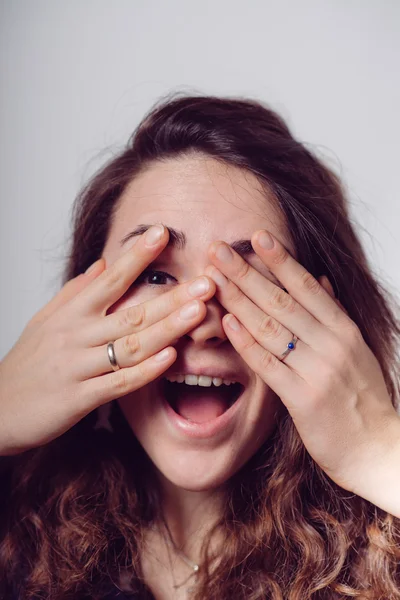Kvinnan täcker sitt ansikte för hand — Stockfoto