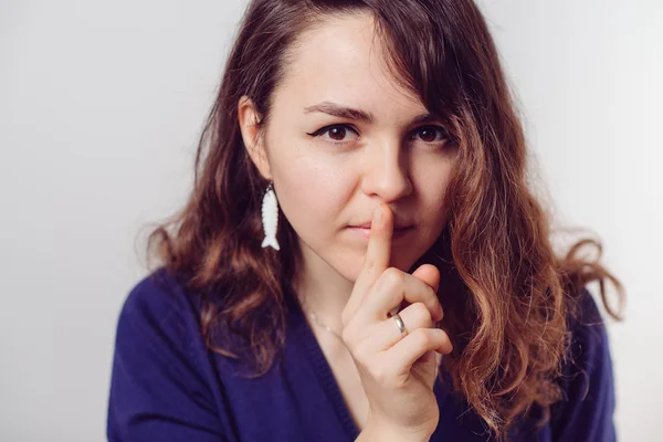 Mulher colocar o dedo em seus lábios — Fotografia de Stock