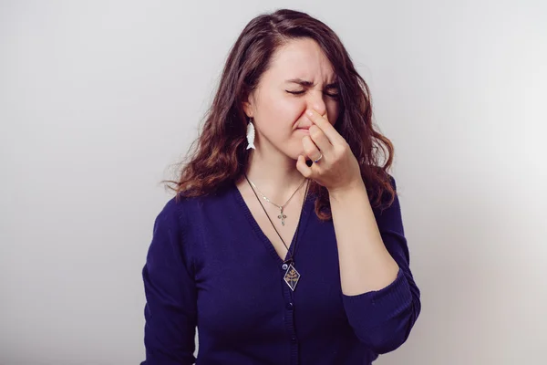 Gestank. verschließt der Frau die Nase — Stockfoto