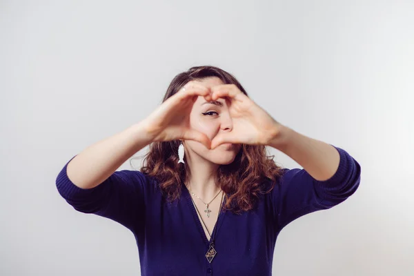 손의 심장 틀을 만드는 여성 — 스톡 사진
