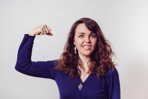 Mujer mostrando sus músculos — Foto de Stock