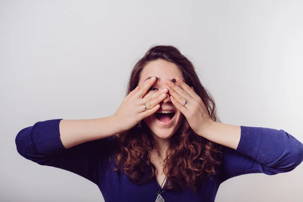 Donna copre il suo volto a mano — Foto Stock