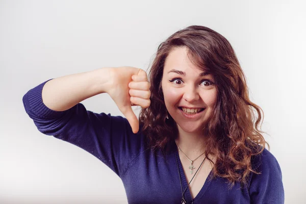 Vrouw toont een duim naar beneden gebaar — Stockfoto