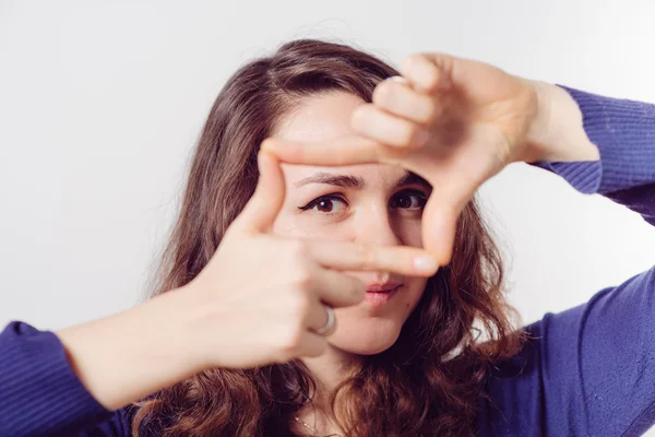 Femme faisant un cadre de main — Photo