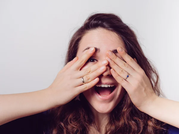 Vrouw bedekt zijn gezicht met de hand — Stockfoto