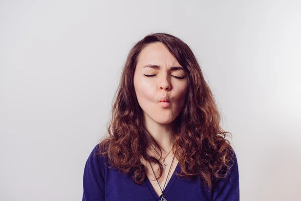 Vrouw zuigt op zijn wangen — Stockfoto