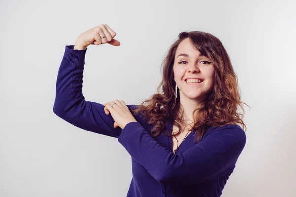 Kvinna som visar sina muskler — Stockfoto