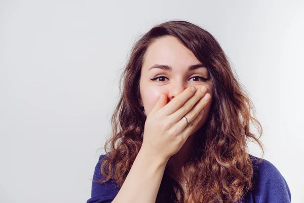 Chica ríe y cubre su boca —  Fotos de Stock