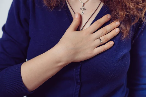 Una donna con un attacco di cuore — Foto Stock