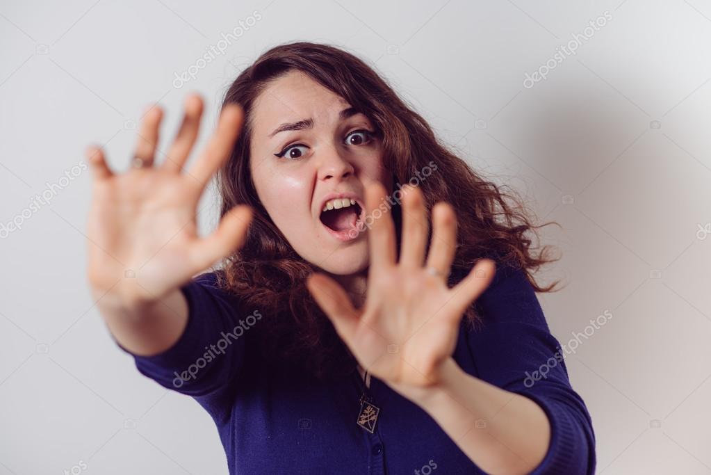 Frau hat angst vor treffen