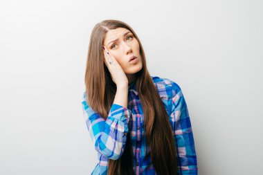 el başına tutan kadın