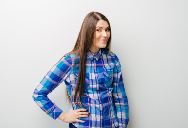 Genç, gülümseyen kadın 