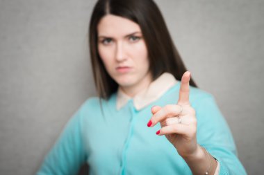 Genç kadın işaret ediyor 