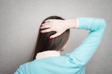  kadının kafasının arkasında el ile