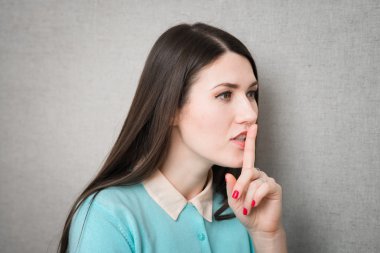 sessizlik jest gösterilen kadın