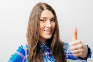 Başparmağını Yukarı Gösteren Kadın