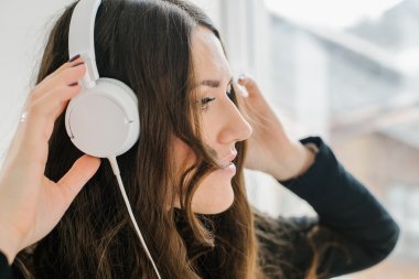 Müzik dinleyen kız