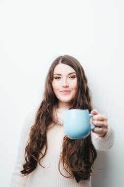 Kız holding mavi Kupası