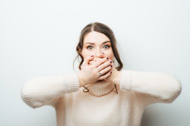 Kız ağzını elleriyle kapsar 