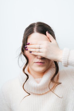 Kadın gözlerini kapatıyor. 