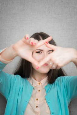 kadın lgesturing parmak çerçeve 